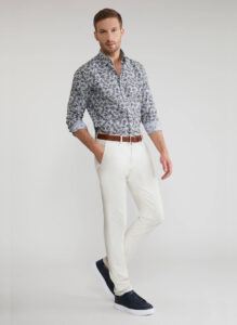 JASNE CHINOSY – BAZA LETNIEGO OUTFITU